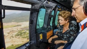Brazil's President Dilma Rousseff (L), accompanied by Governor of Minas Gerais state Fernando Pimentel (R), looks out of a plane during a flight over the areas hit by the collapse of Dams Fundao and Santarem, near the city of Mariana, Minas Gerais, Brazil November 12, 2015. REUTERS/Roberto Stuckert Filho/Brazilian Presidency/Handout via Reuters