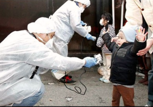 controlli sulla radioattività sfollati Fukushima