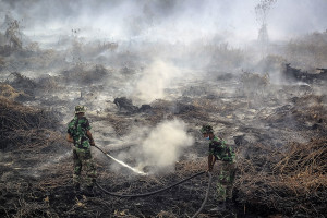 Militari in servizio anti incendio a Riau, Indonesia settembre 2015