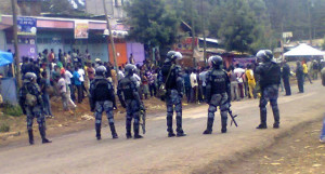 polizia schierata: almeno 140 morti durante le proteste