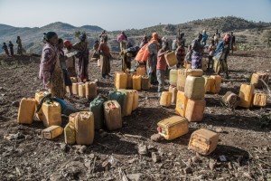 Etiopia. In attesa dei camion che distribuiscono acqua