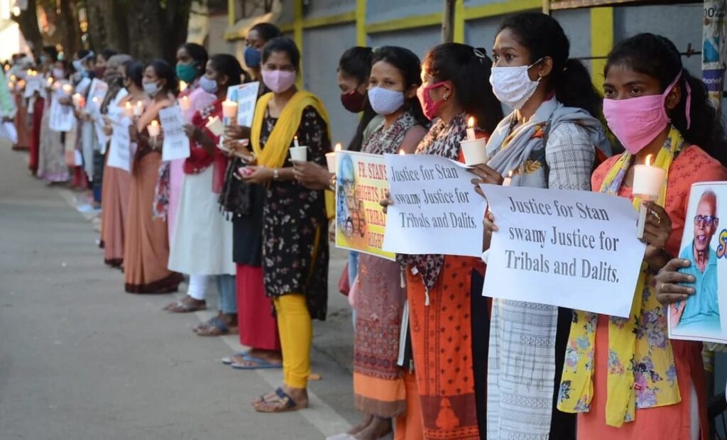 Protesta per la scarcerazione di Stan Swami a Ranchi, capitale del Jharkhand, ottobre 2020